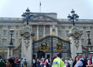 Buckingham Palace (c) Creative Commons via geograph.org.uk