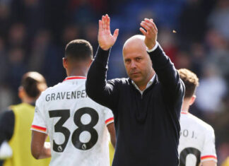 Arne Slot clapping the fans. Photo (c) Julian Finney