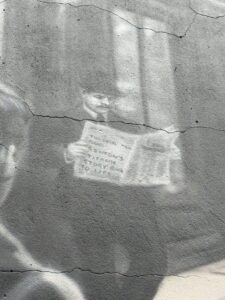Titanic mural man with newspaper. Photo (c) Chloe McLoughlin.