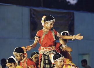 Dance routine (image by: Frédéric Barriol)
