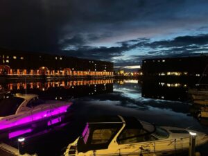 A Picture of the Liverpool Tate Gallery lit up at night.