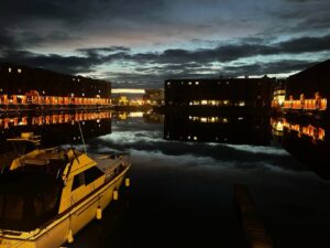 A picture of the Liverpool Tate Art Gallery lit up at night.