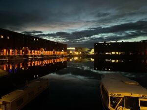 A picture of the Liverpool Tate art gallery lit up at night