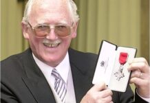 Iconic Liverpool artist commemorated with release of new Everton prints An image of Bill Tidy smiling as he receives his MBE