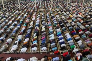 Image of Islamic prayers taking place inside a Mosque.