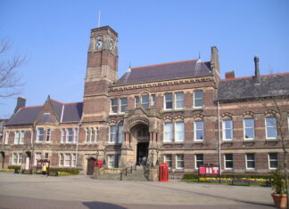St Helen's Town Hall - image by Michael Heavey (Image used under Creative Commons License) https://upload.wikimedia.org/wikipedia/commons/a/a4/St_Helens_Town_Hall.jpg