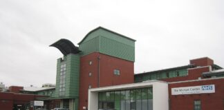 "The Walton Centre, Fazakerley (2)" by Rept0n1x is licensed under CC BY-SA 3.0.