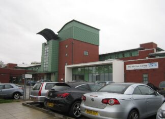 "The Walton Centre, Fazakerley (2)" by Rept0n1x is licensed under CC BY-SA 3.0.